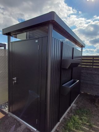 Včera jsme v Tachově dokončili montáž zahradního domku HighLine HS. 🔨🏡 Do úzkého prostoru doporučujeme právě model...